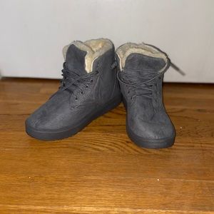 Wool lined short-cut boot